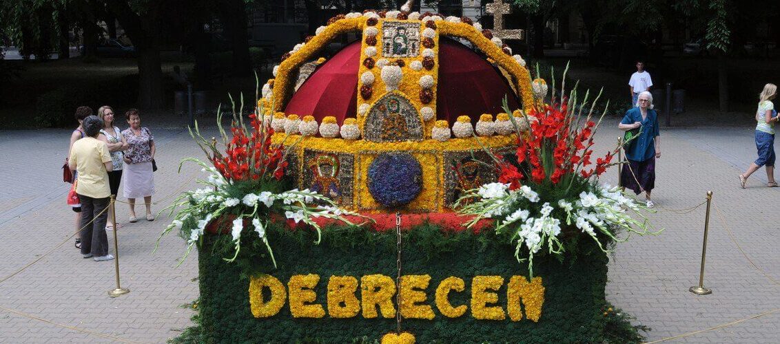 Debreceni Virágkarnevál története dióhéjban, a szent korona virágkocsi