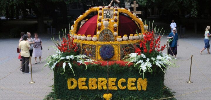 Debreceni Virágkarnevál története dióhéjban, a szent korona virágkocsi