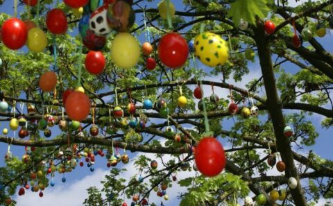 húsvéti jelképek: hímestojás és locsolkodás