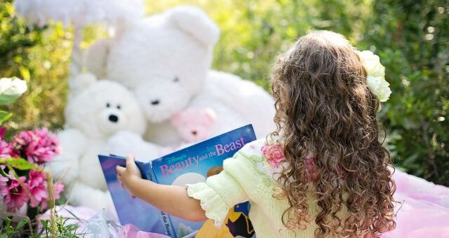 kislány könyvet olvas a maciknak