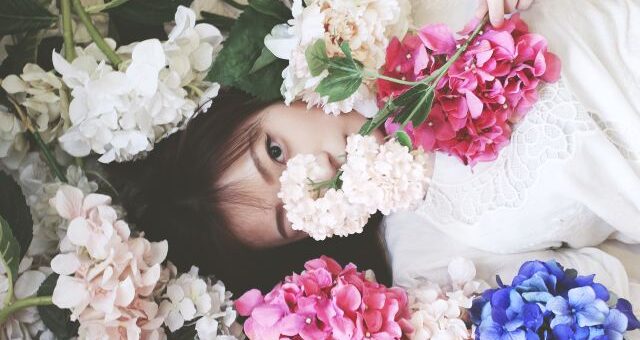 A boldogság egy hajszál, egy szó, egy mozdulat, csak mozdulj meg, csak szólj már, csak el ne hagyd magad.