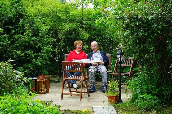 idős pár üldögél a kertben