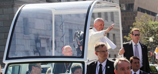 Ferenc pápa a pápamobilon