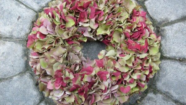 Egyszerű lakásdekoráció hortenzia virágokból - hortenzia koszorú