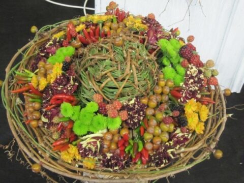 őszi dekorációk bogyókból és termésekből