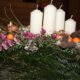 adventi koszorú négy fehér gyertyával