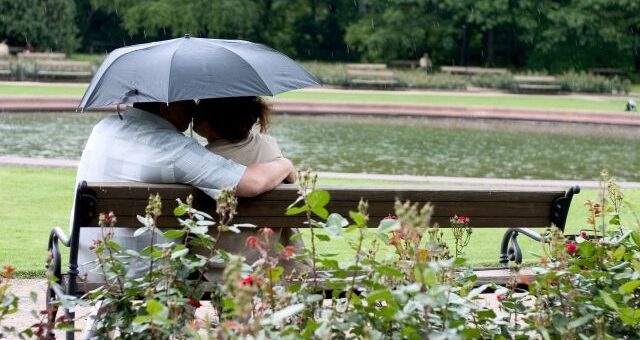 szerelmes pár ül a padon