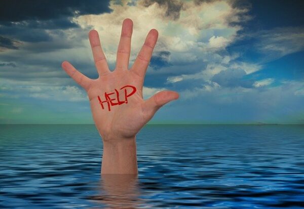segítséget kérő kéz SOS kézjel használatával