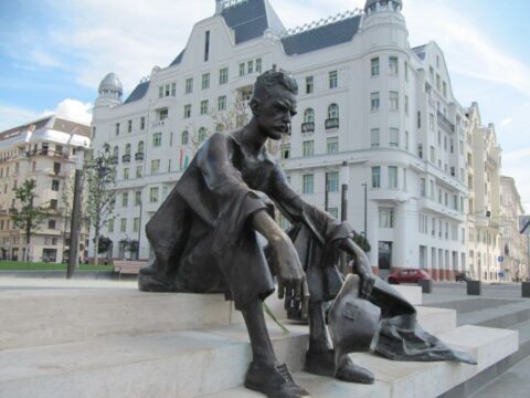 József Attila szobra Budapesten a Dunánál