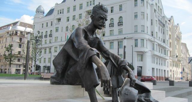 József Attila szobra Budapesten a Dunánál