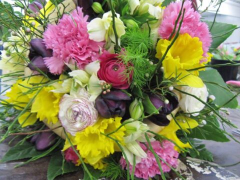 nőnapi virágok üzenete: színes virágcsokor a köszönet kifejezése