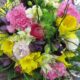színes virágcsokor
