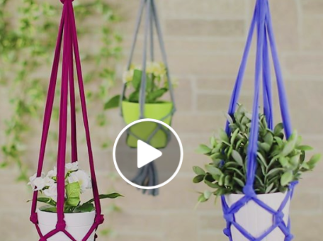 három színes függő virágtartó pólóból