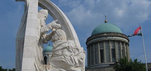 Szent István megkoronázása - szobor Esztergomban
