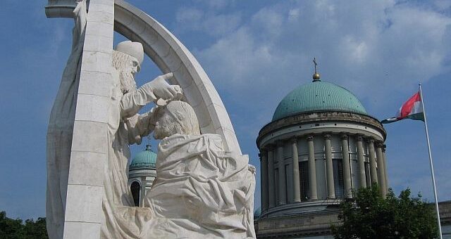 Szent István megkoronázása - szobor Esztergomban