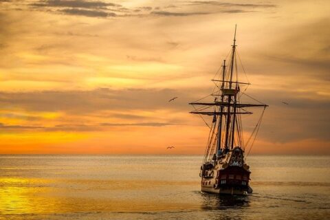 hajó a naplementében