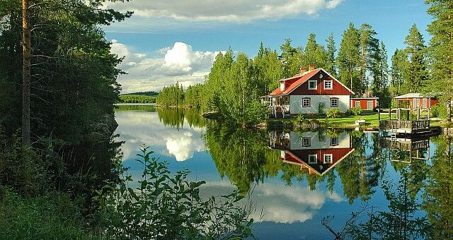idilli természet: erdő, tó, ház