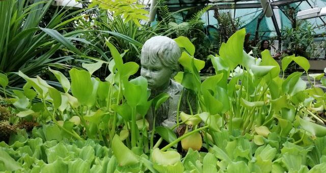 Nemecsek Ernő szobra a budapesti Füvészkertben