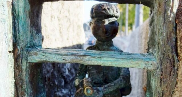 Kolodko Mihály Nincs kompót szobra