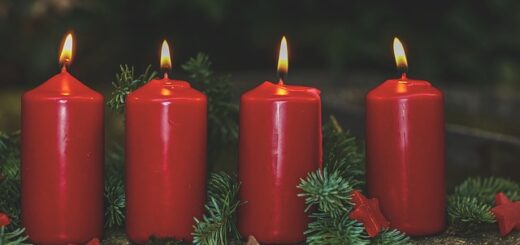 négy gyertya ég az adventi koszorún