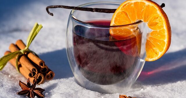 tea pohárban melengető téli fűszerekkel