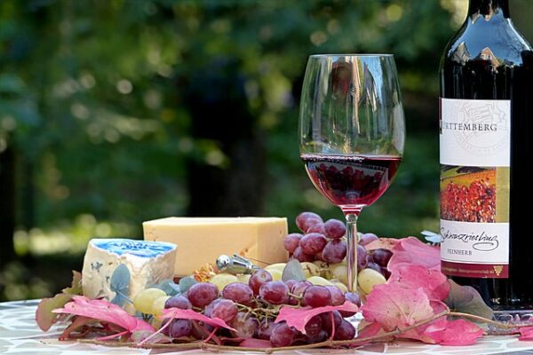 terített asztal: sajt, gyümölcs, bor
