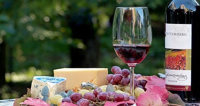 terített asztal: sajt, gyümölcs, bor