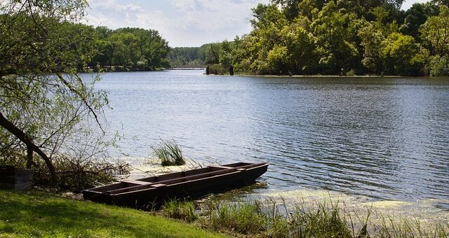 Tisza folyó ladikkal