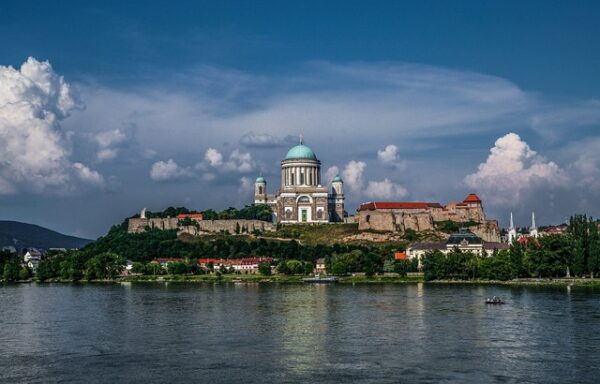 Esztergomi Várhegy a Duna felől