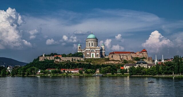 Esztergomi Várhegy a Duna felől