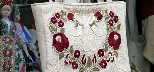 hímzett táska magyar hímző motívumokkal