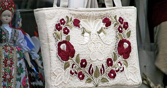hímzett táska magyar hímző motívumokkal