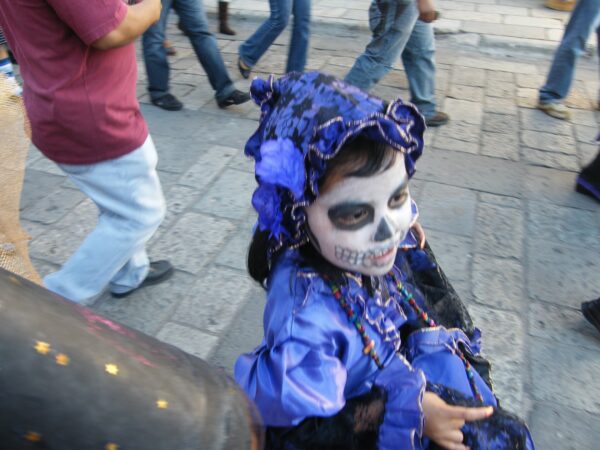 Masztkot viselő kislány Halottak napján Mexikóban
