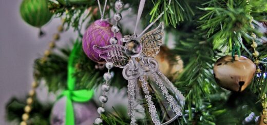 Karácsonyi díszek jelentése : angyalka a karácsonyfán