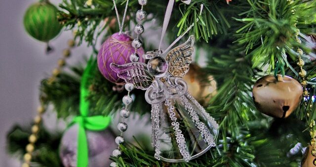 Karácsonyi díszek jelentése : angyalka a karácsonyfán