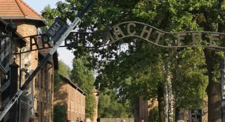 Auschwitz bejárata a híres mondattal: A munka felszabadít