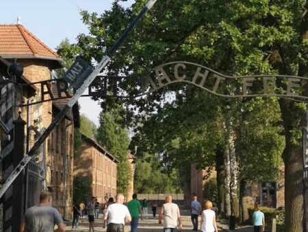 Auschwitz bejárata a híres mondattal: A munka felszabadít