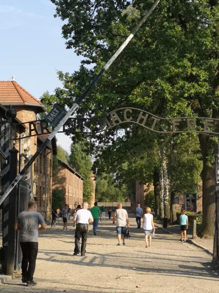 Auschwitz bejárata a híres mondattal: A munka felszabadít