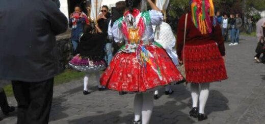 palóc népviseletbe öltözött hölgyek