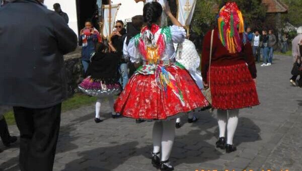 palóc népviseletbe öltözött hölgyek