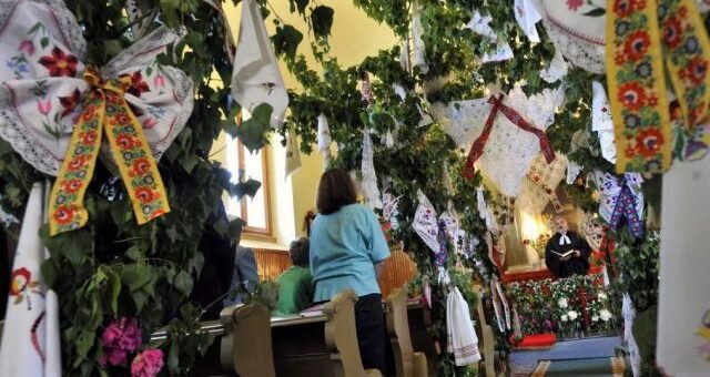 Pünkösdi templomdíszítés Mendén