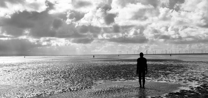 Antony Gormley szobra a tengerparton