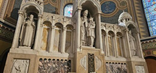 Szent Imre és Szent Gellért emlékműve a Szegedi Dómban