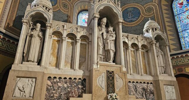 Szent Imre és Szent Gellért emlékműve a Szegedi Dómban